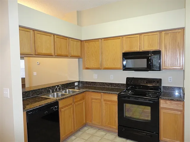 11808 Lynmoor Dr — Photo 4