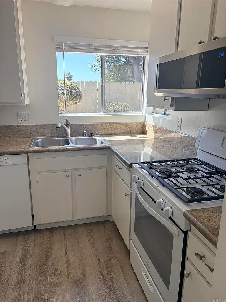 2 bed, 873 sqft, $2,800 — Photo 2
