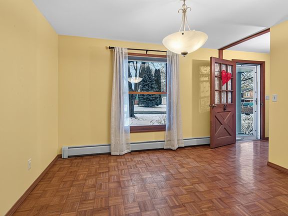 4th image of 414 Custer Ct