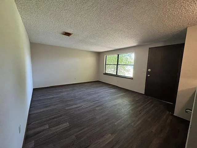 512 Nimrod Rd — Photo 3