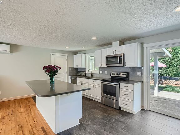 5th image of 12818 NE 83rd St