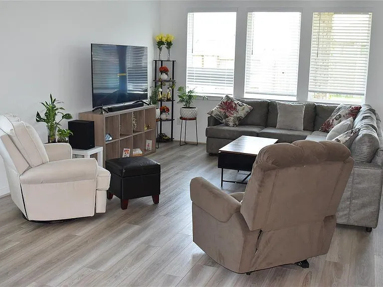 9742 Burlington Bristol Dr — Photo 5