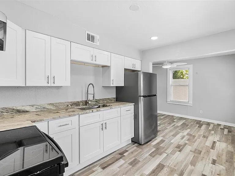 128 W North St — Photo 7