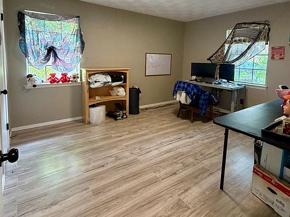 4th image of 439 Shorewood Dr