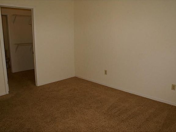 5th image of 1040 E Crown Pointe Blvd