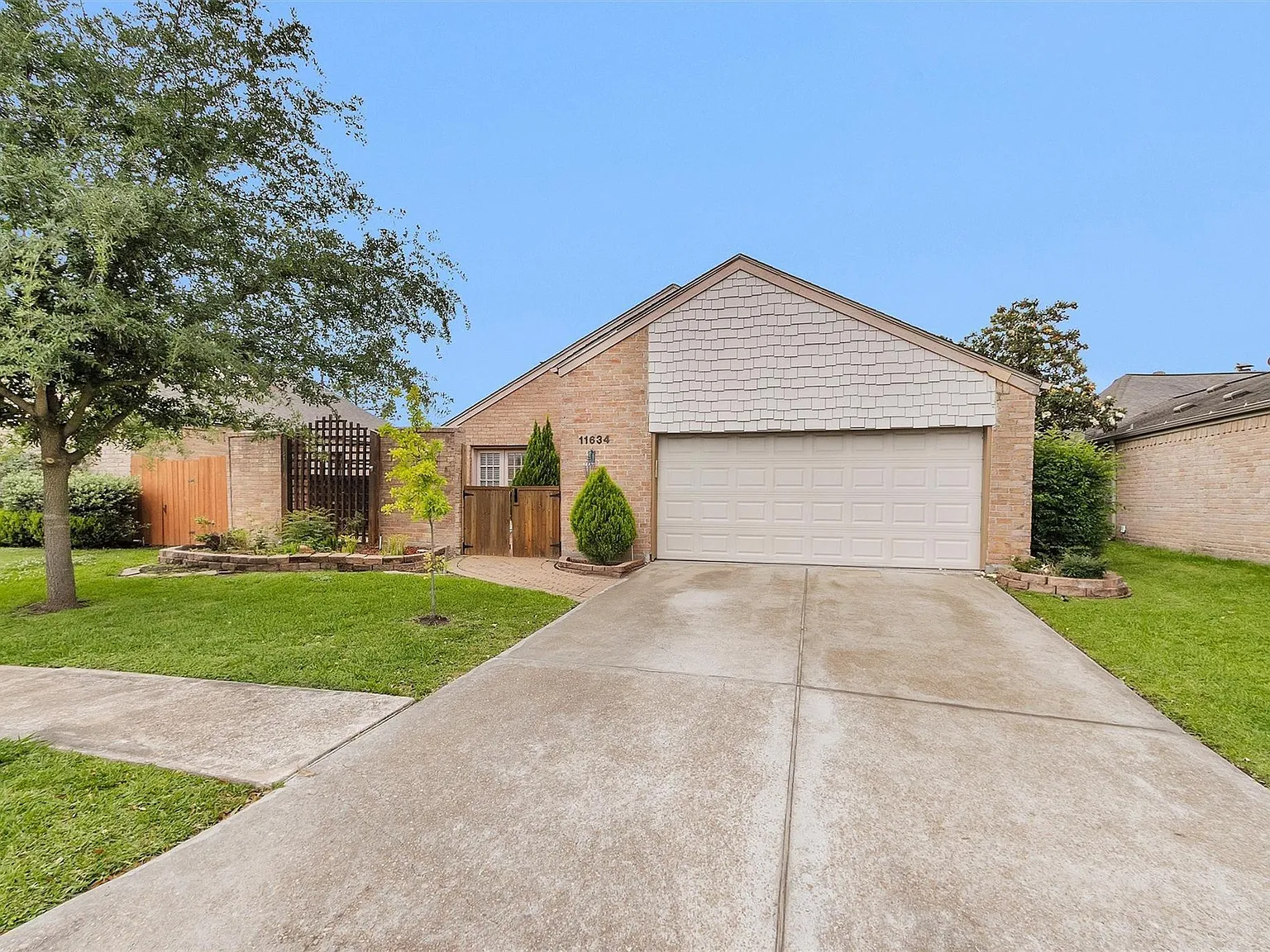 3 bed, 2.0 bath, 2122 sqft, $2,300 — Photo 2