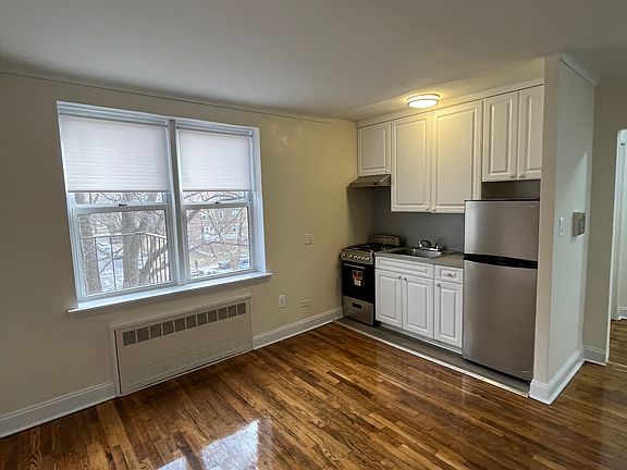 2nd image of 2612 W 2nd St APT 1G