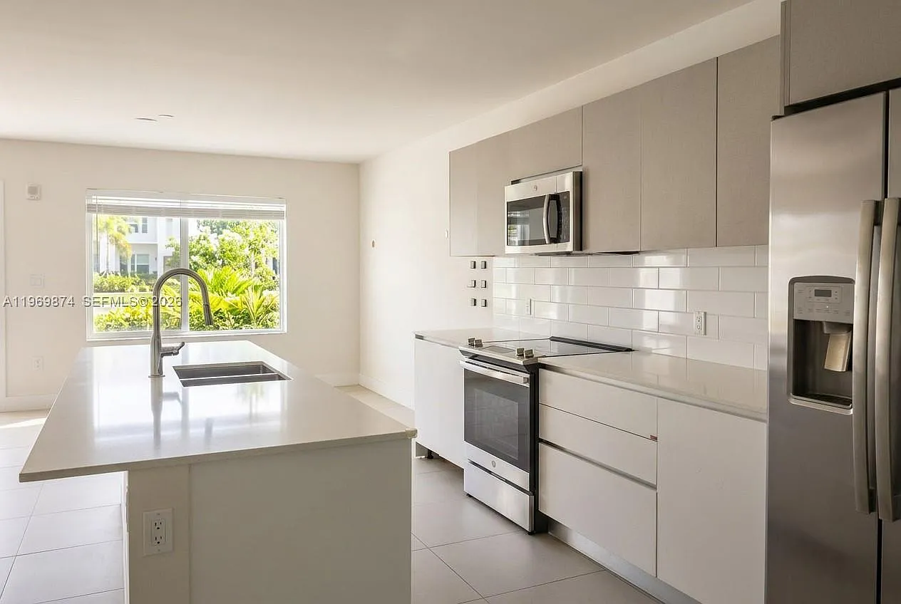 3 bed, 2.5 bath, 1275 sqft, $2,900 — Photo 2