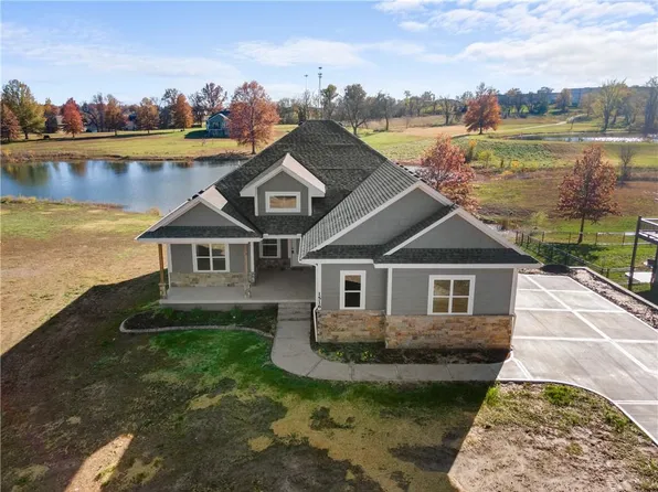 1516 Country Club Dr, Pleasant Hill, MO 64080