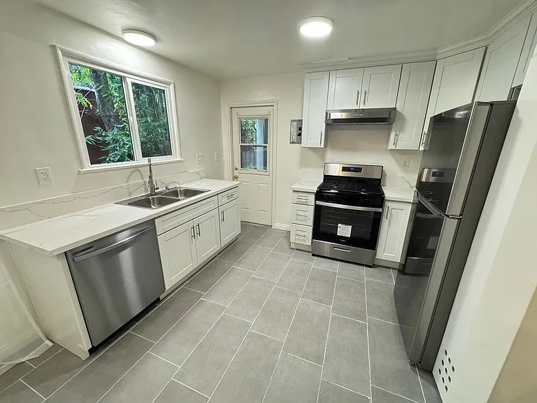 835 Bay St #1 — Photo 25