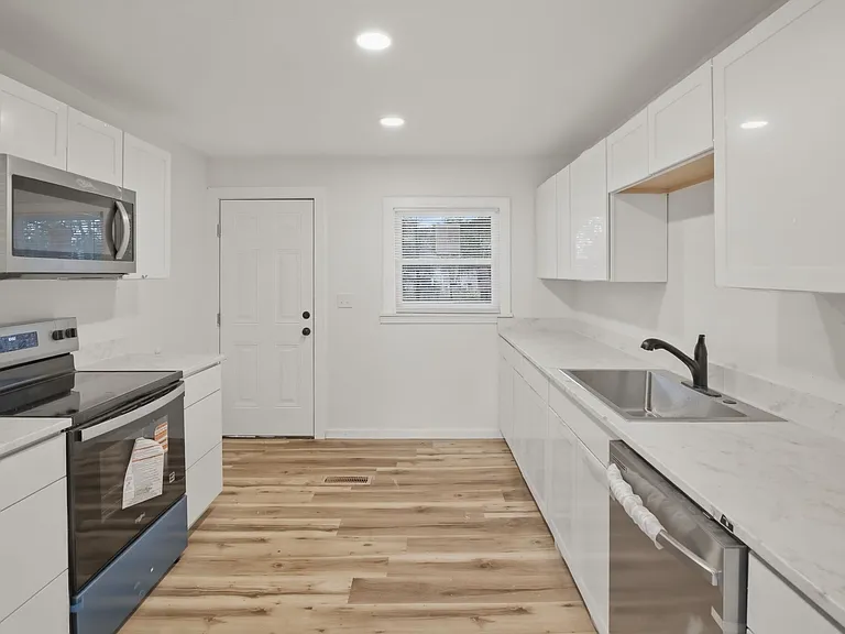 1929 W Oakland Ave — Photo 18