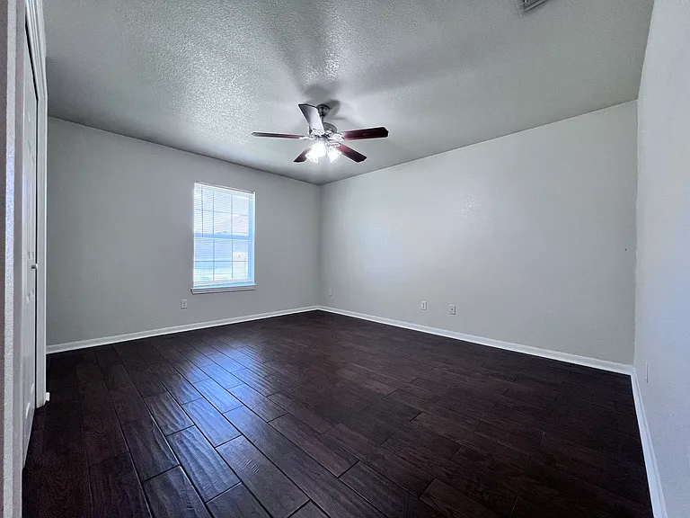 3800 Uvalde Dr #B — Photo 10