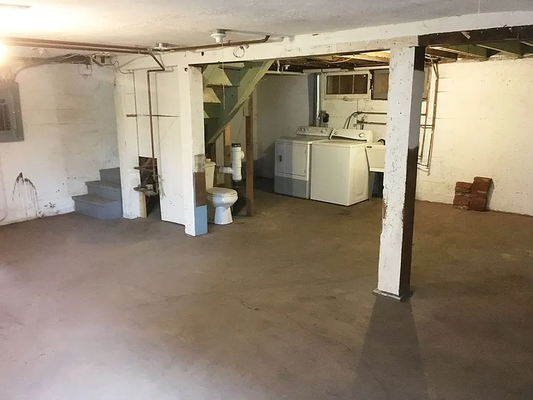 605 E Thomas St — Photo 24