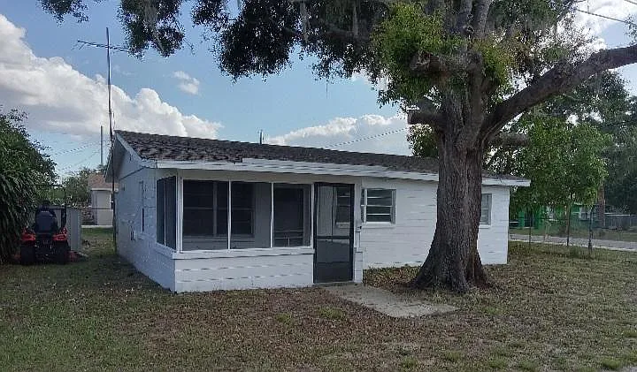 300 Joe Hilton St — Photo 2