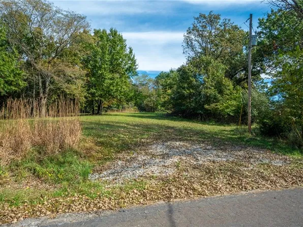 1087 Lake Viking Ter, Gallatin, MO 64640