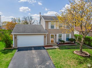 1 Canterbury Ct, Streamwood, IL 60107