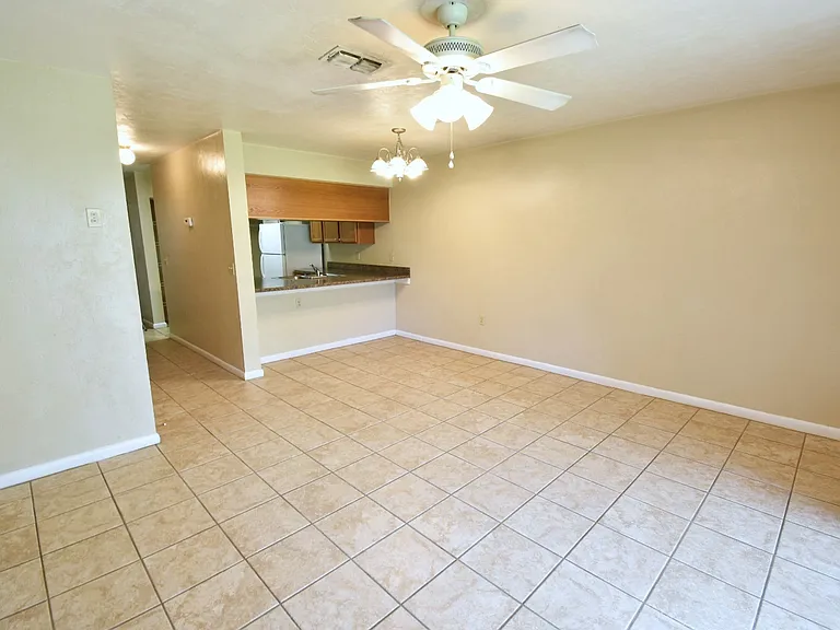 2635 SW 35th Pl — Photo 4