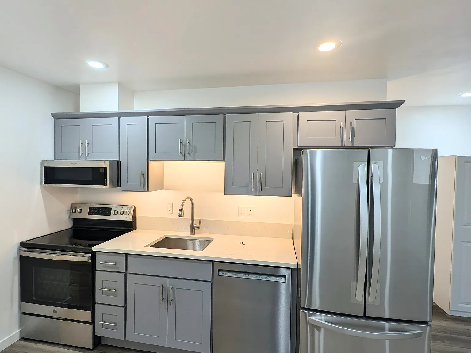 4 bed, 890 sqft, $2,600 — Photo 2