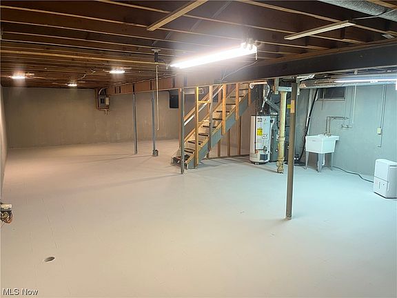 5th image of 247 Thomas Ave