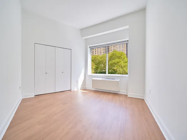 160 Riverside Boulevard image 9 of 11