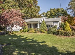 142 Crest Dr, Pawtucket, RI 02861