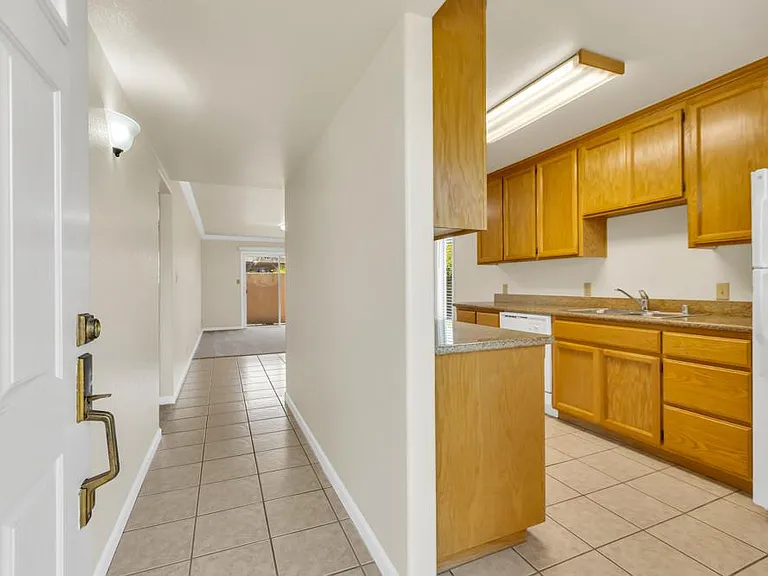 South Land Park Apartments — Photo 24
