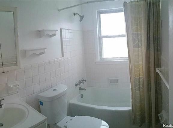 2nd image of 18739 Roscommon St