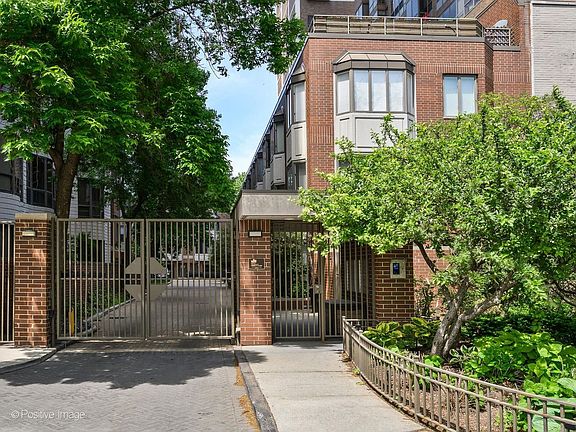 3rd image of 1740 N Clark St APT 1724