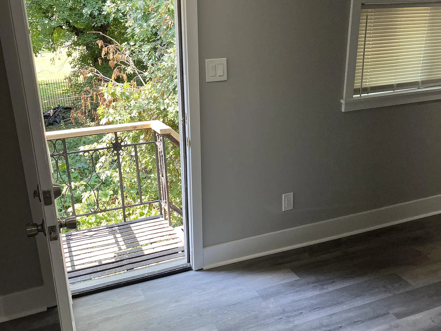 2034 Edgmont Avenue - 1R — Photo 4