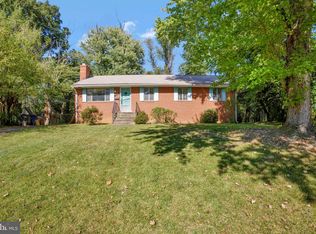 3829 Barcroft Ln, Alexandria, VA 22312