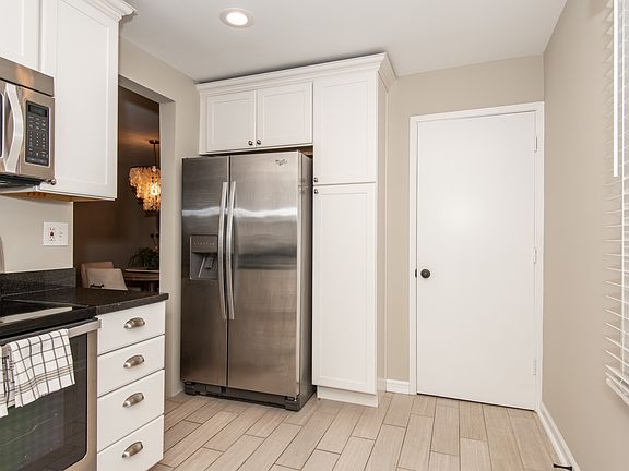 3rd image of 7809 Greenbriar Ln
