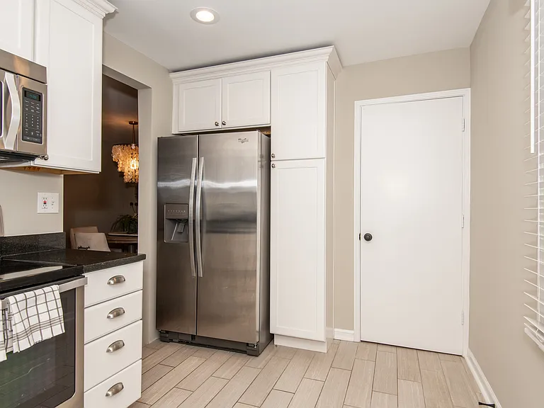 7809 Greenbriar Ln — Photo 3