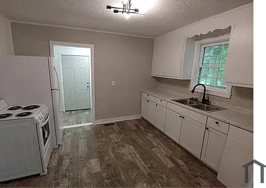 1114 Henderson Ave — Photo 6