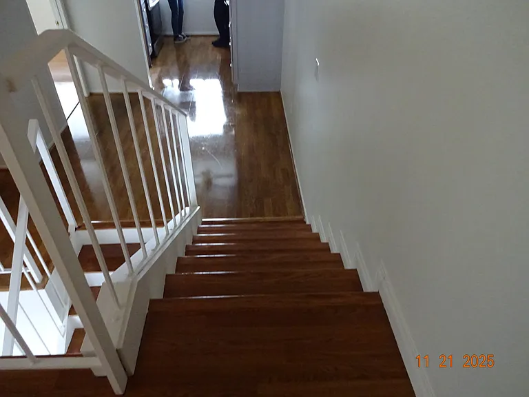 3 floor lead to dining area and kitchen