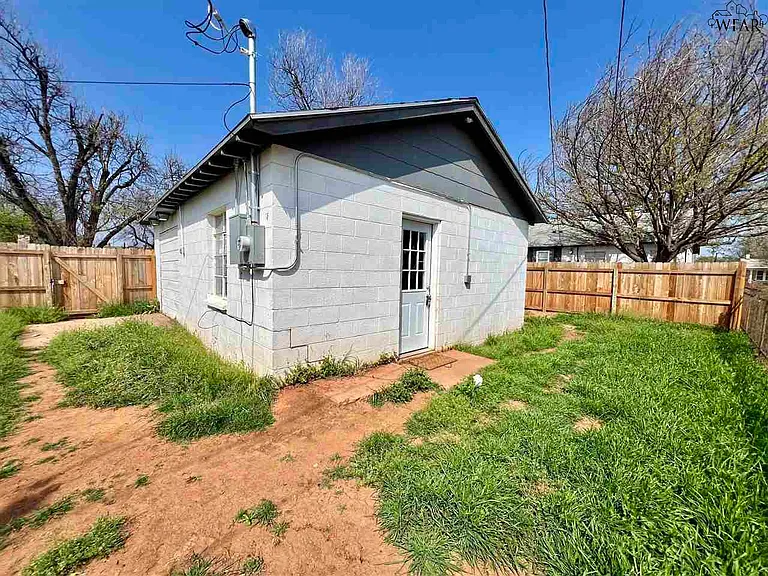 2405 Bullington St — Photo 9