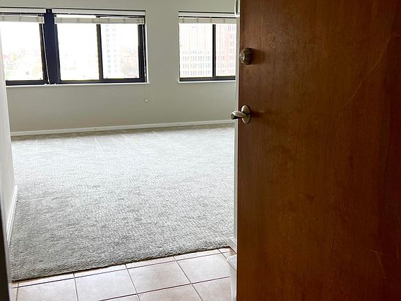5th image of 805 W 48th St #1203