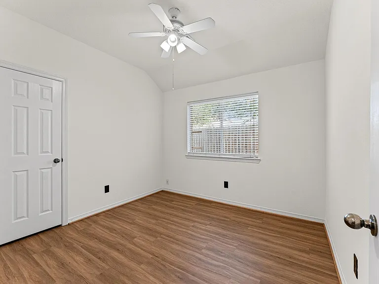 24911 Sandusky Dr — Photo 17