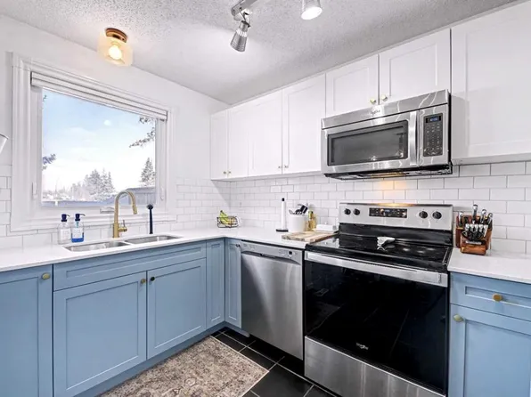 123 S Queensland Dr SE #180, Calgary, AB T2J 5J4