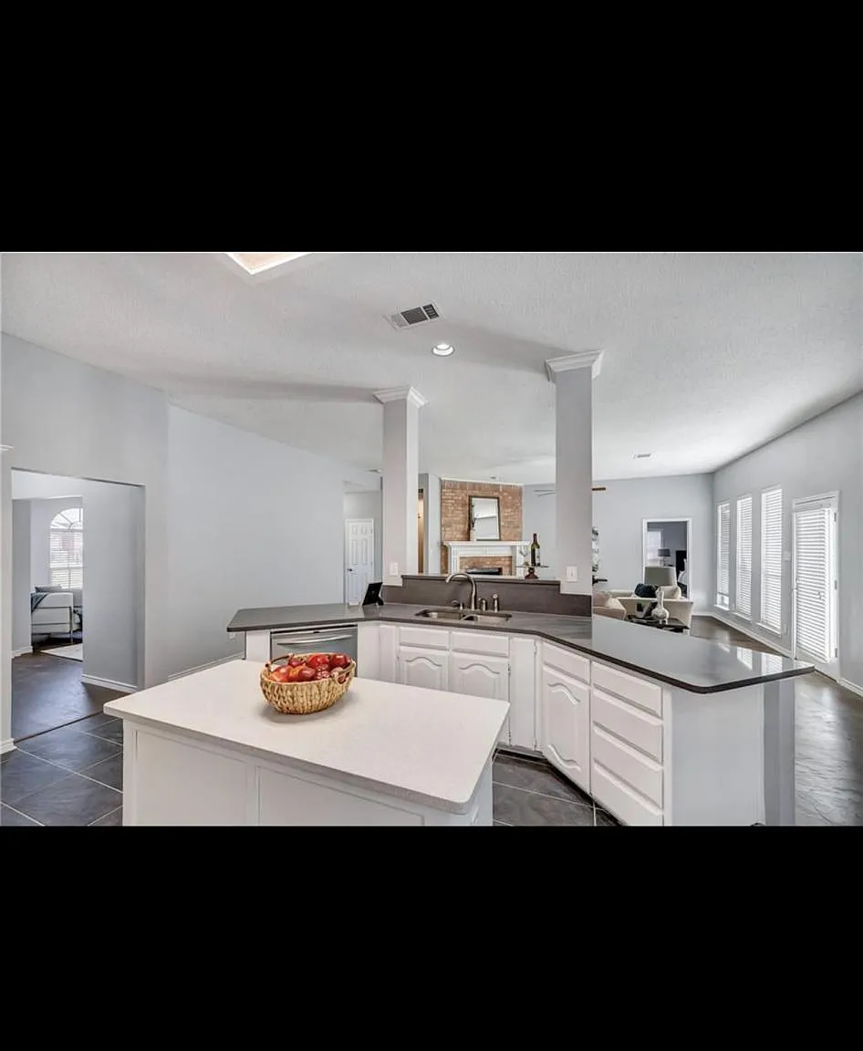 4 bed, 2231 sqft, $2,345 — Photo 2