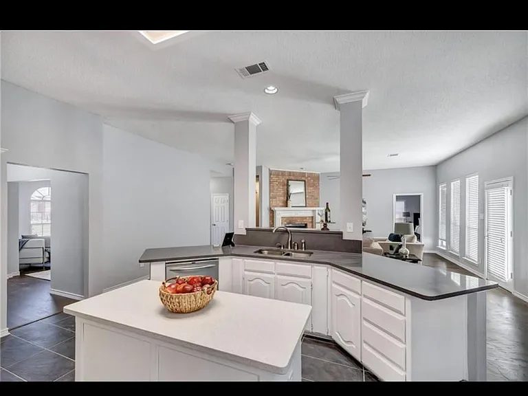4913 Spanishmoss Dr — Photo 2
