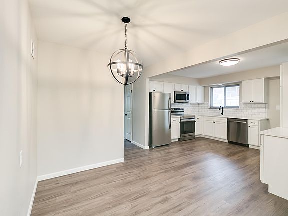 3rd image of 10233 Jeffleigh Ln