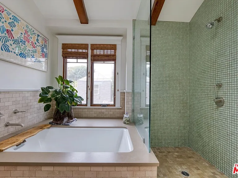 933 Venezia Ave — Photo 19