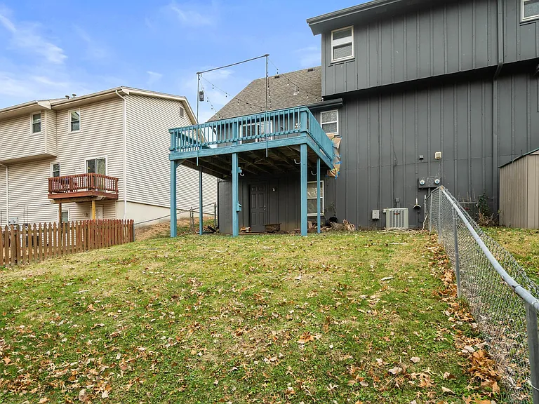 910 E Summit St — Photo 43