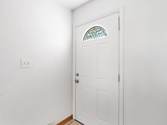 4th image of 3512 Camelot Dr