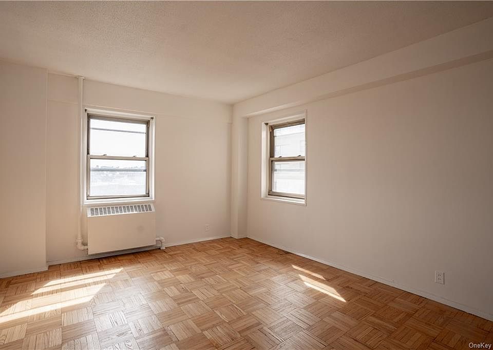 2nd image of 7 Fordham Hill Oval #4E