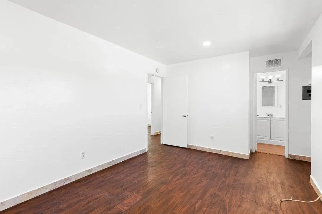 1031 Leslie Rd — Photo 3
