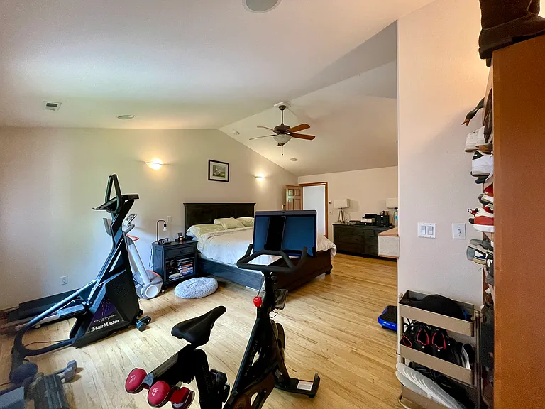 560 University Ave — Photo 54
