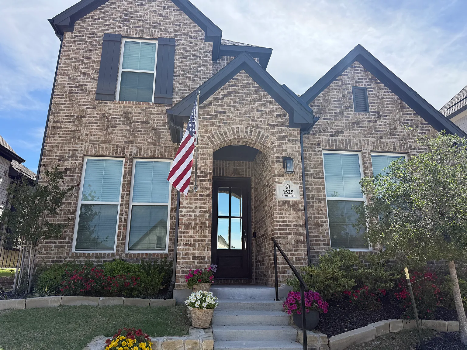 4 bed, 2364 sqft, $2,800 — Photo 2
