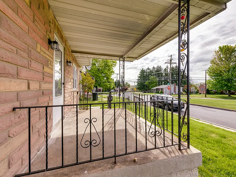 429 Manor Ave — Photo 4