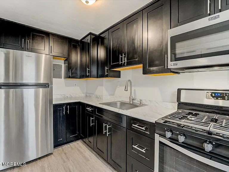 46 Manor Dr #401 — Photo 8